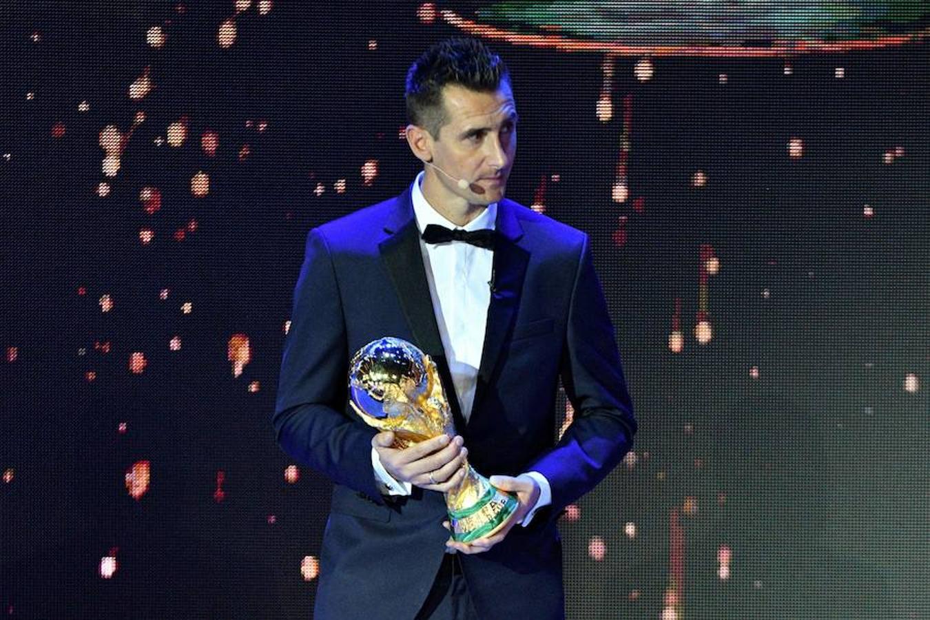 Miroslav Klose, máximo goleador de la historia del Mundial, con la Copa del Mundo. AFP