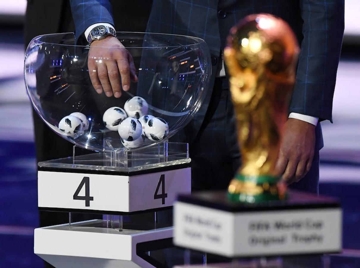 La Copa del Mundo y las bolas del sorteo. Reuters