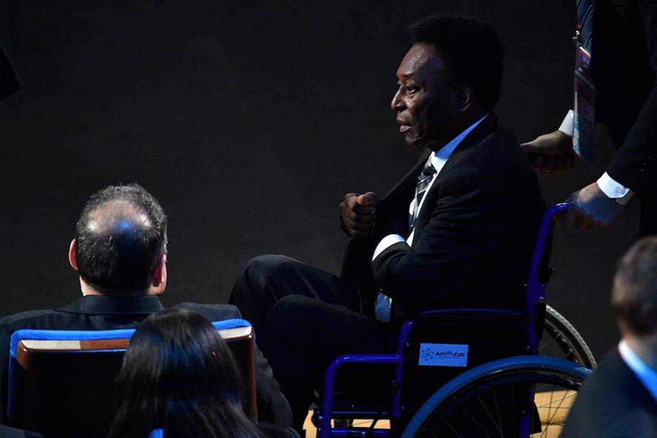 Pelé, en su silla de ruedas, minutos antes del sorteo del Mundial de Rusia 2018. AFP