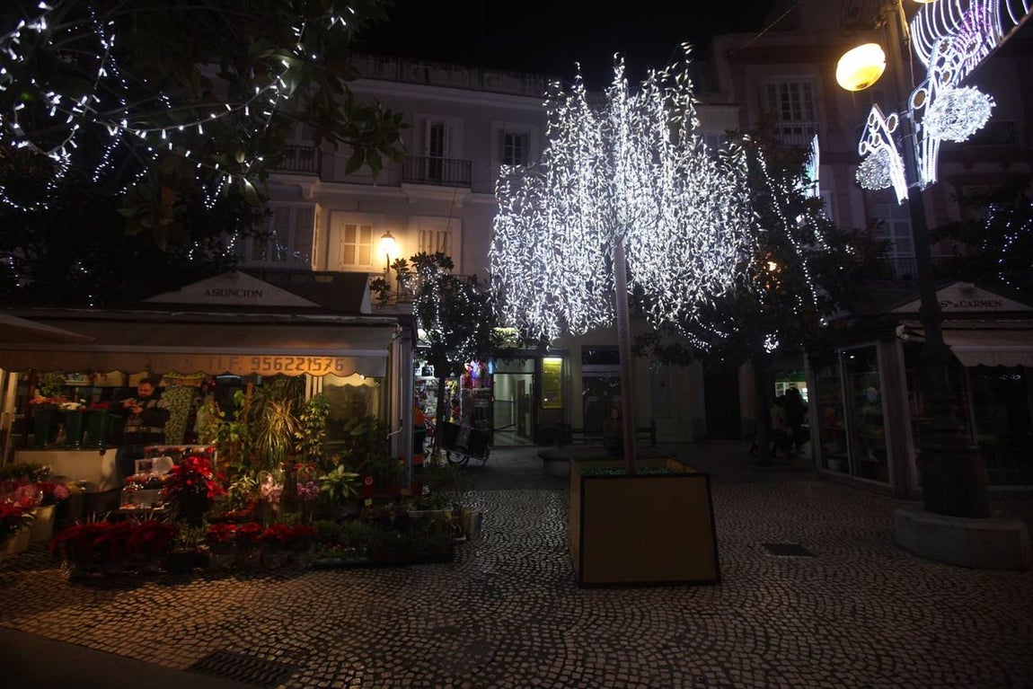 Cádiz se ilumina para recibir a la Navidad