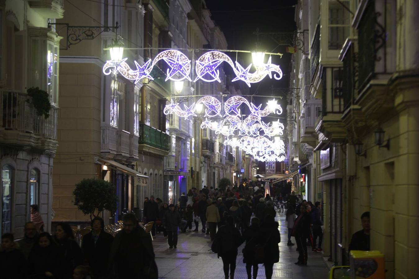 Cádiz se ilumina para recibir a la Navidad
