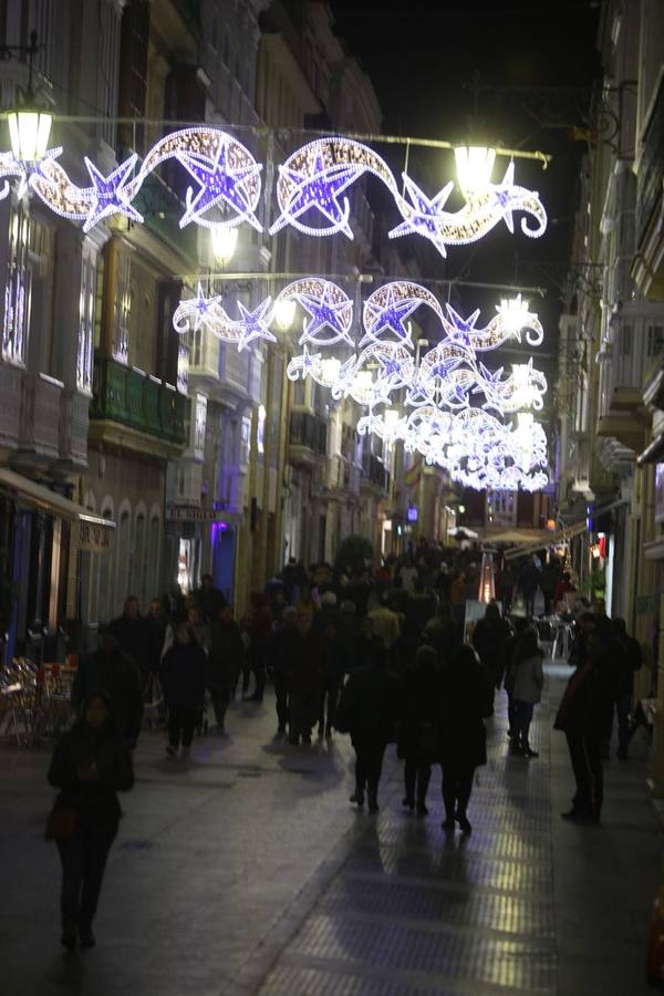 Cádiz se ilumina para recibir a la Navidad