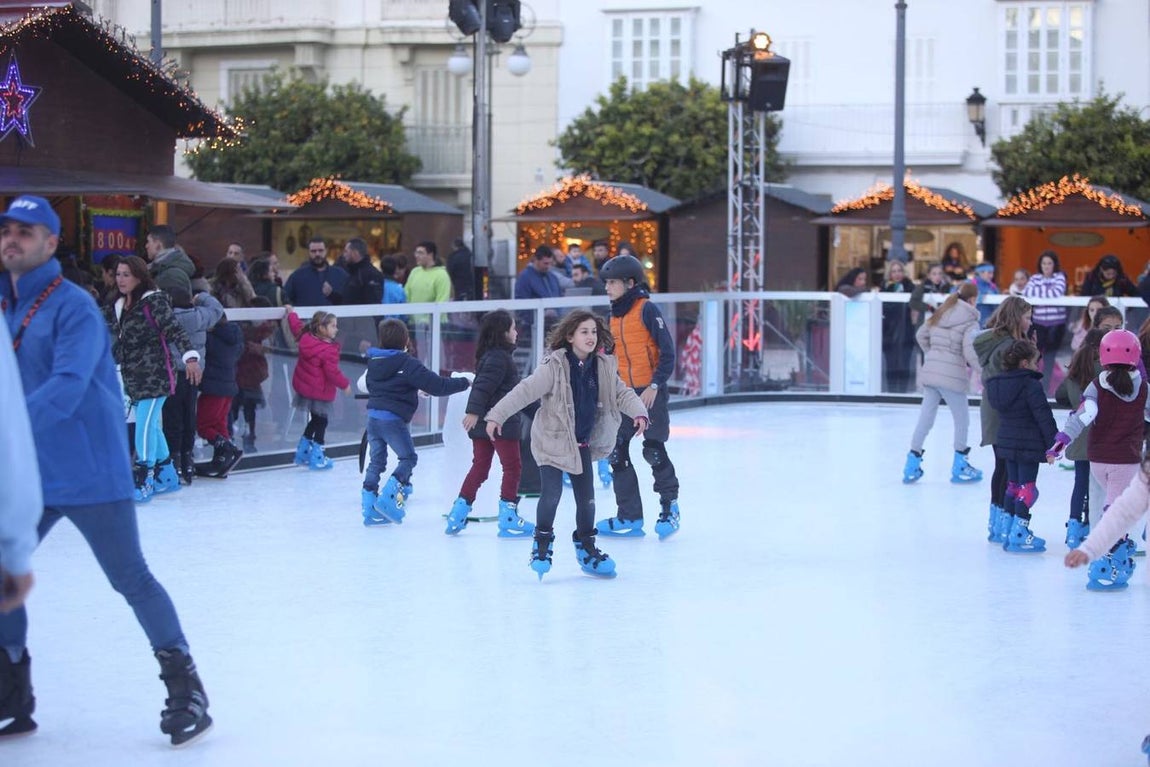 Blanca Navidad en Cádiz con la pista de hielo de San Antonio
