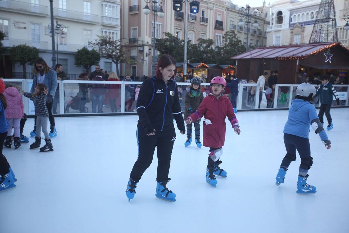 Blanca Navidad en Cádiz con la pista de hielo de San Antonio