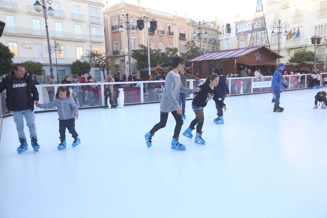 Blanca Navidad en Cádiz con la pista de hielo de San Antonio