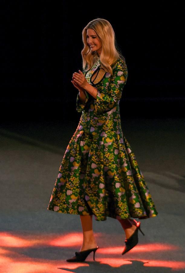 Durante la Cumbre Global de Emprendimiento Ivanka estaba espectacular con un vestido de la firma Erdem, de 3.138 €, y mules de Zara, de 39,95 €. 