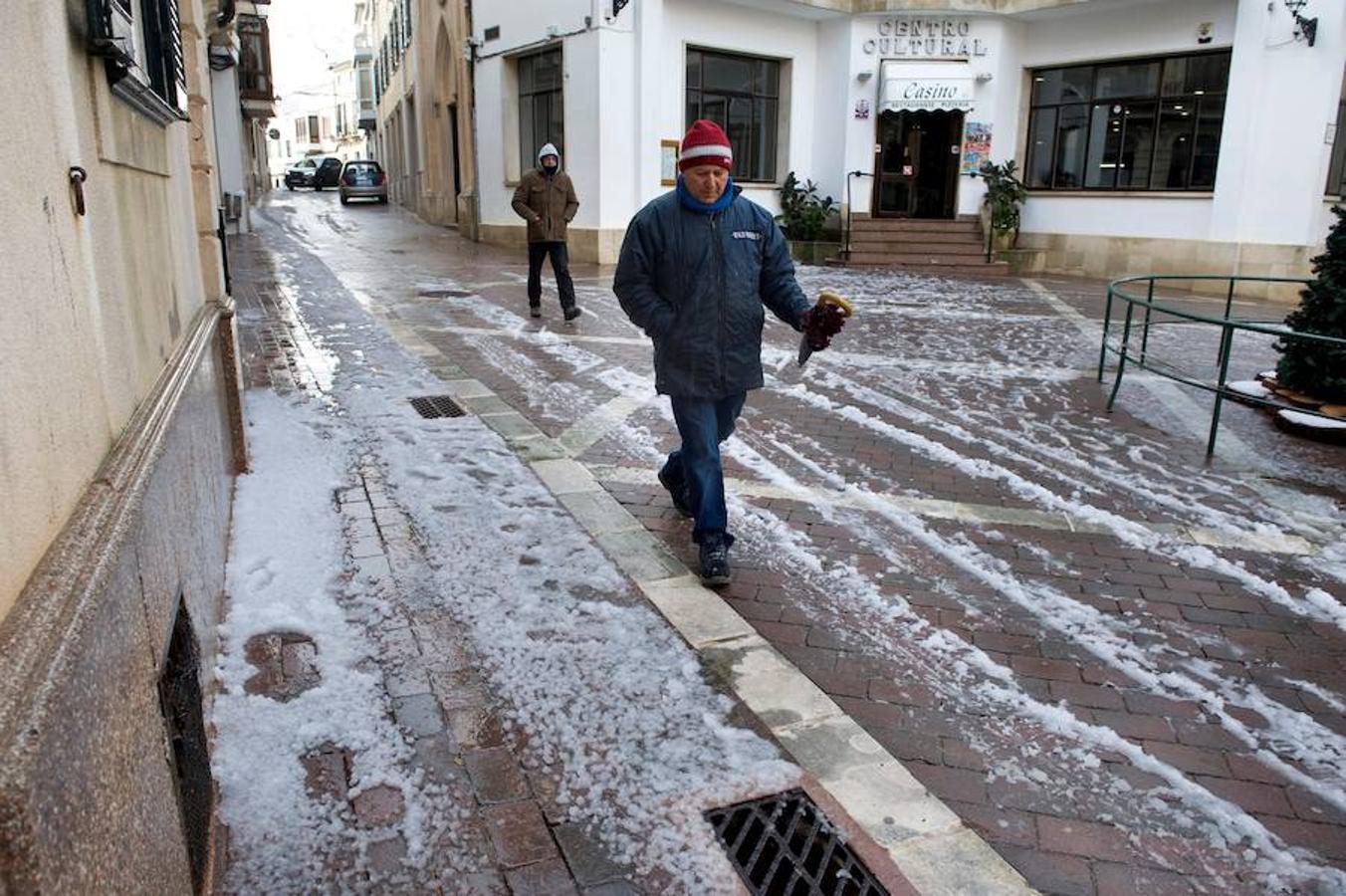 Los vecinos del pueblo de Alayor han sido sorprendidos esta mañana por una nevada, cosa poco habitual en la isla de Menorca. 