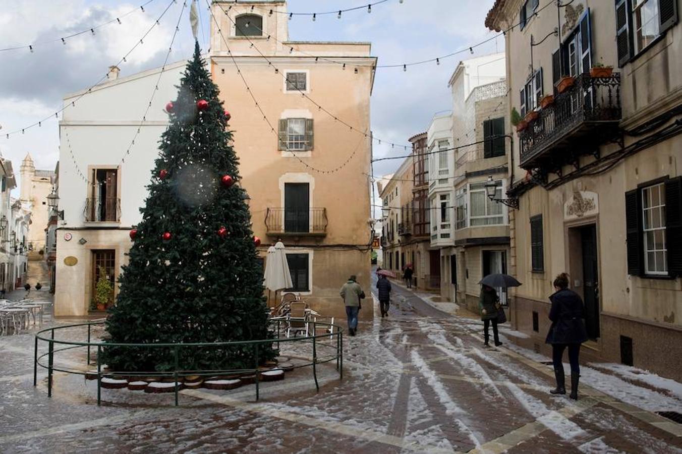 Los vecinos del pueblo de Alayor han sido sorprendidos esta mañana por una nevada, cosa poco habitual en la isla de Menorca. 