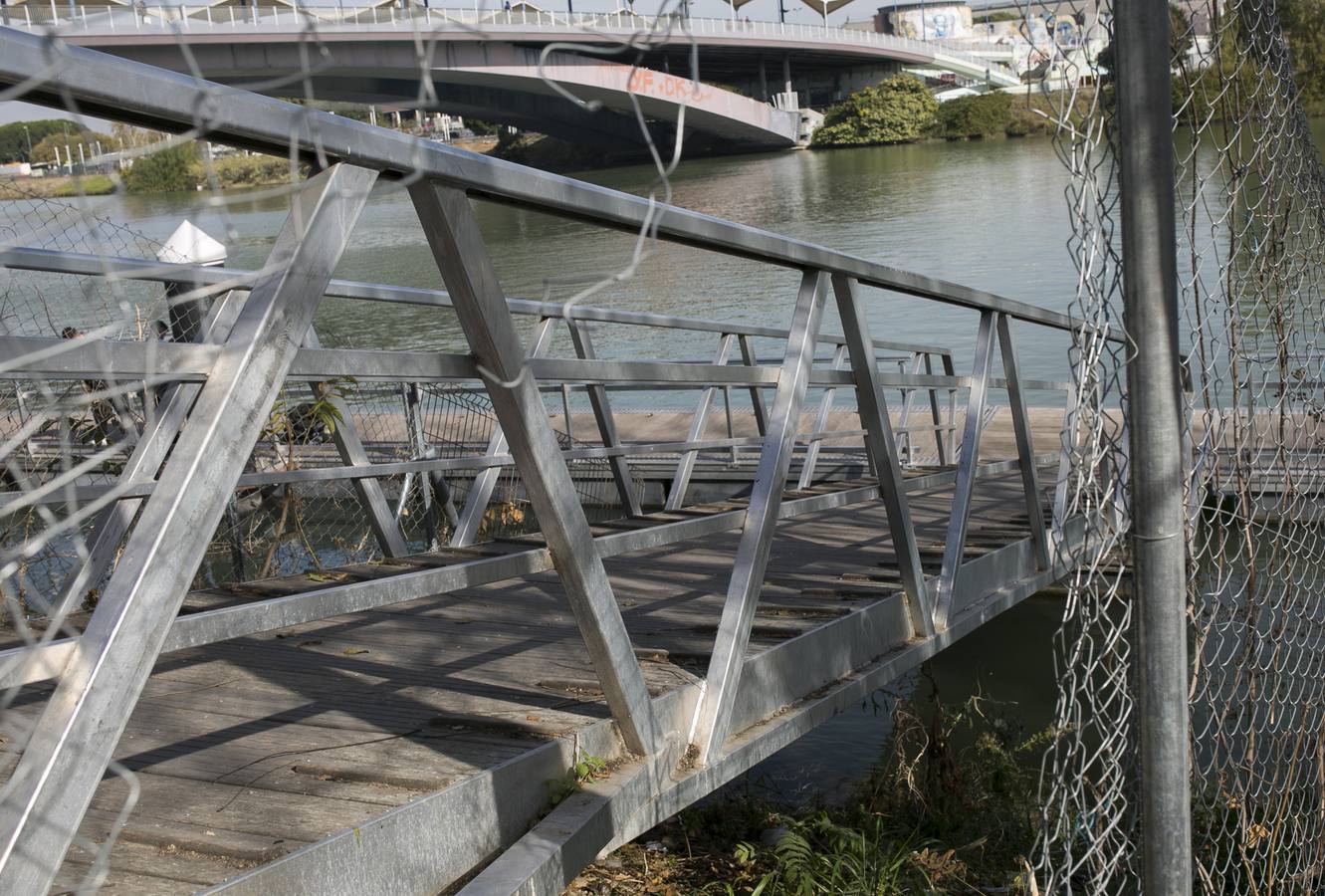Los seis nuevos pantalanes del Río Guadalquivir en Sevilla, destrozados y sin vigilancia