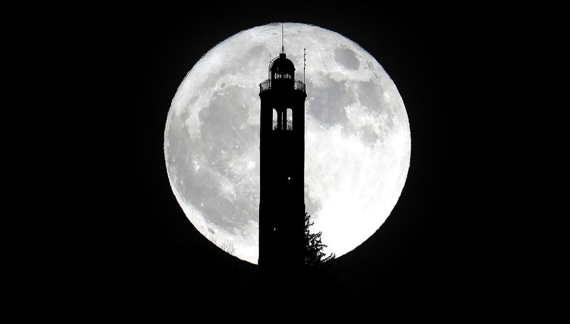 Hermosa superluna en Milán, Italia. 