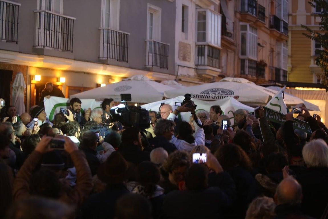 Fotos: Cambio de nombre de Avenida Ramon de Carranza a 4 de diciembre de 1977