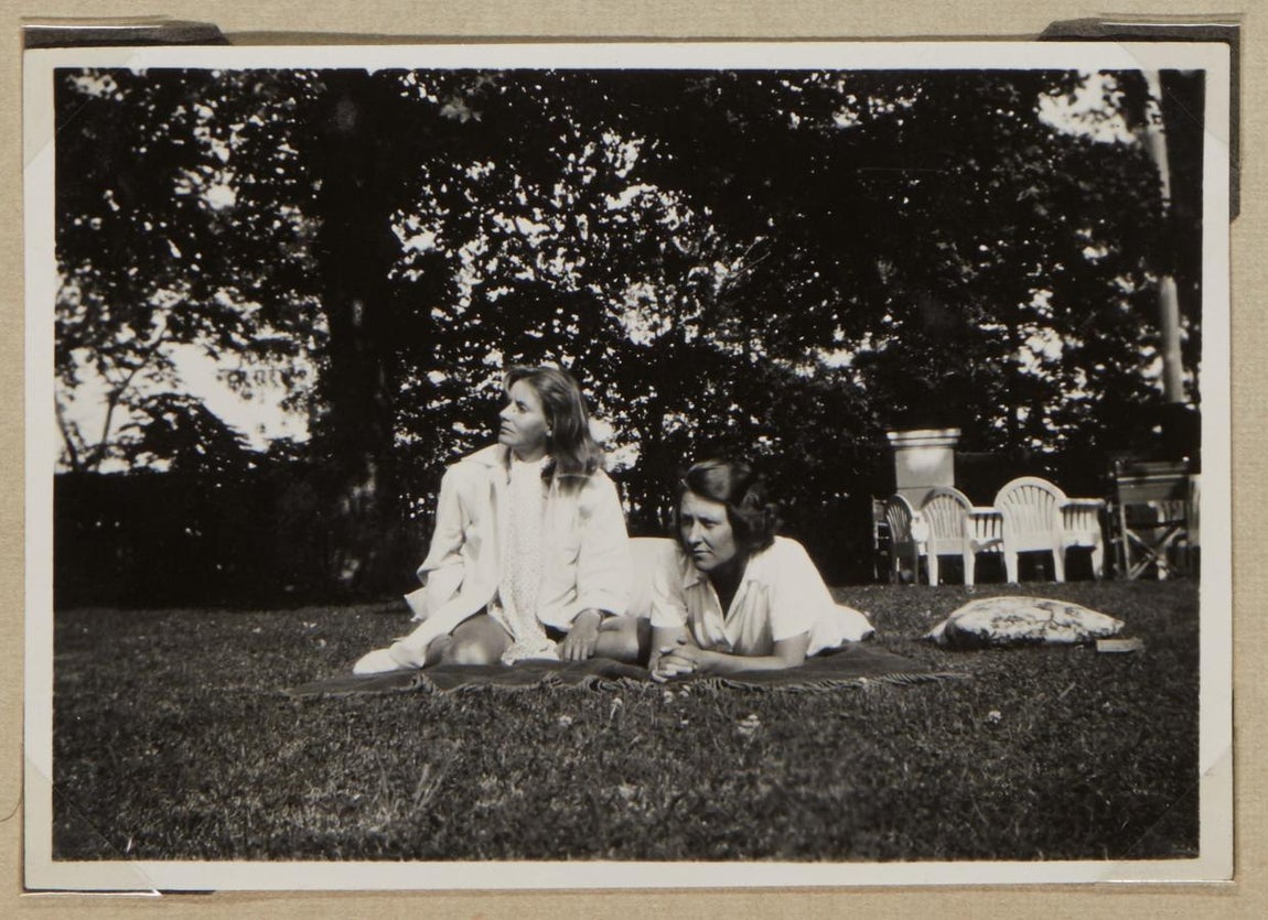 Garbo, con la condesa de Wachtmeister. El paso del tiempo, la nostalgia, la añoranza de su tierra, sus profundas inseguridades y una eterna insatisfacción vital son una constante en las cartas de la actriz a la Condesa de Wachtmeister, con la que intimó durante el verano de 1929. «Vivo en los recuerdos de Tistad», confiesa la diva en una de sus misivas