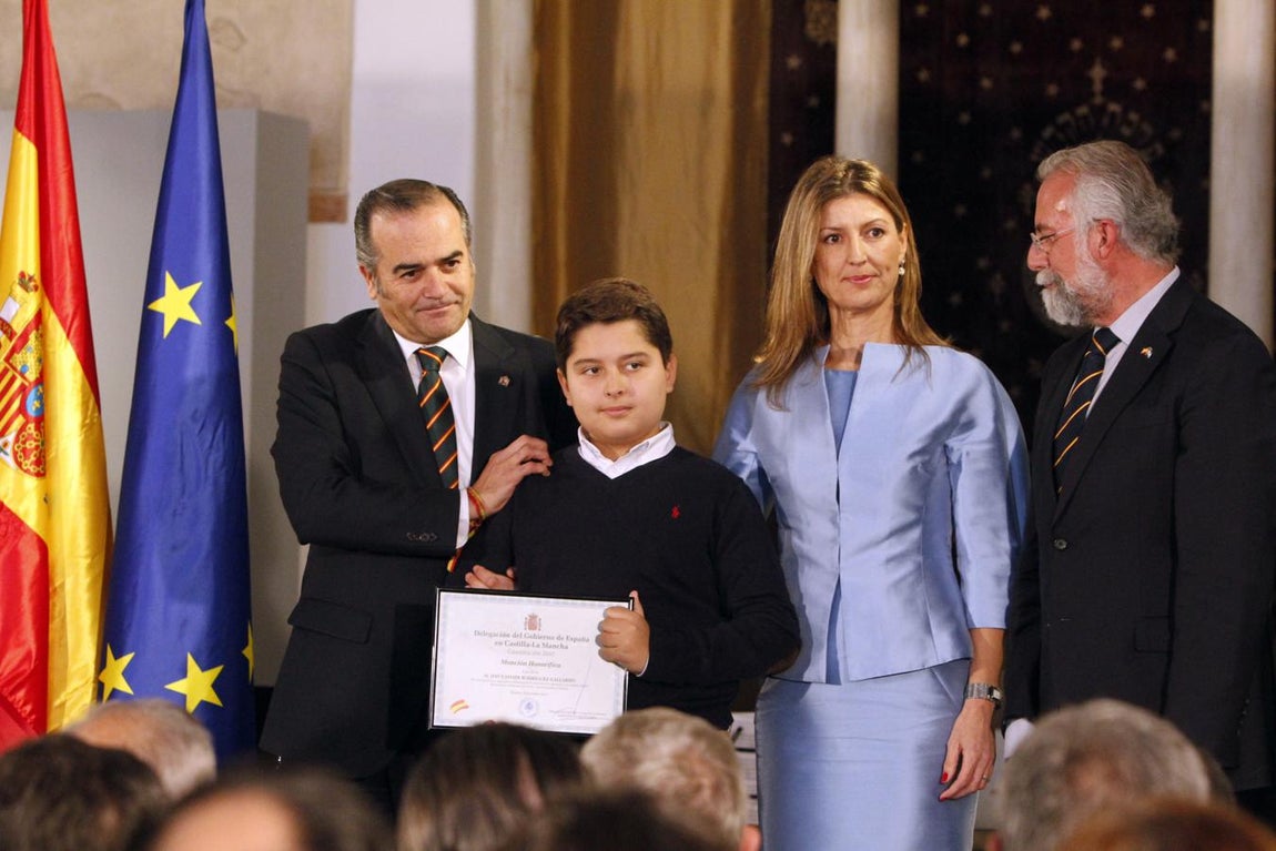 El periodista de Onda Cero Jesús Javier Rodríguez, a título póstumo, recibió una mención que han recogido su mujer y su hijo. 