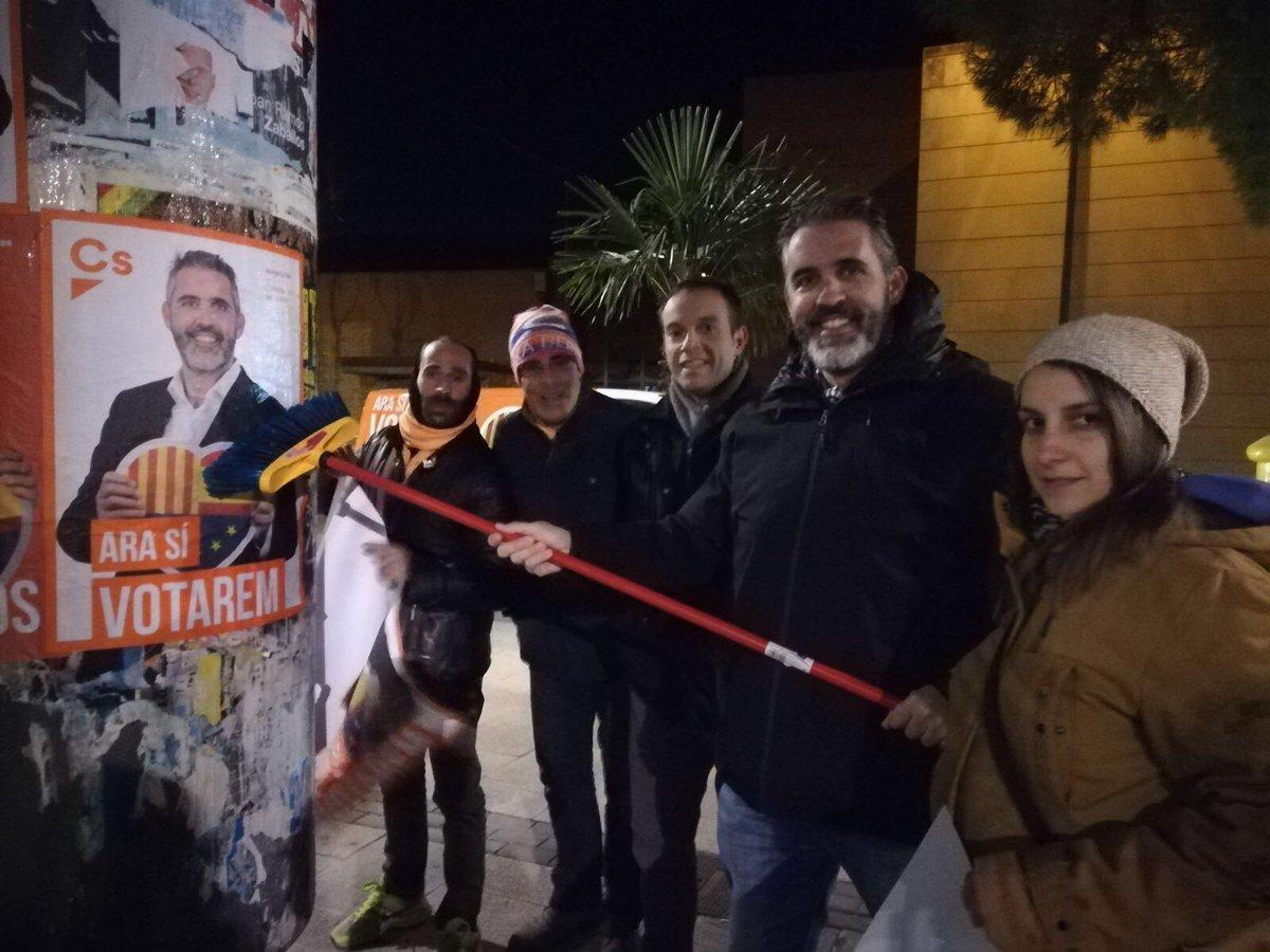 Jorge Soler, candidato de Ciudadanos por Lleida, en pleno pegado de carteles. 