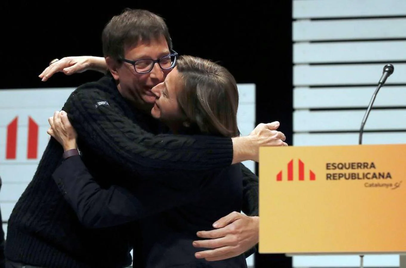 Exconsejeros de Puigdemont en campaña: el extitular de Justicia Carles Mundó (dcha) se abraza a Forcadell. 