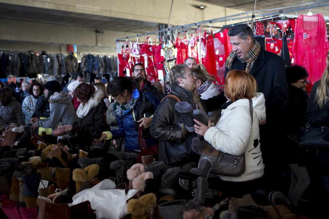 El presidente del PPC y candidato a la presidencia de la Generalitat, Xavier García Albiol, durante su visita al mercadillo de San Adrián del Besós. 