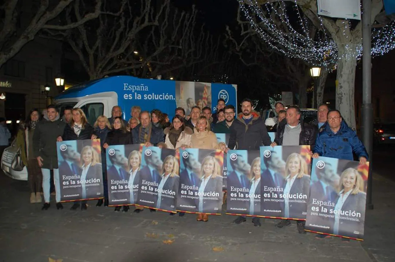 Afines al PPC posan con carteles electorales en Lleida. 