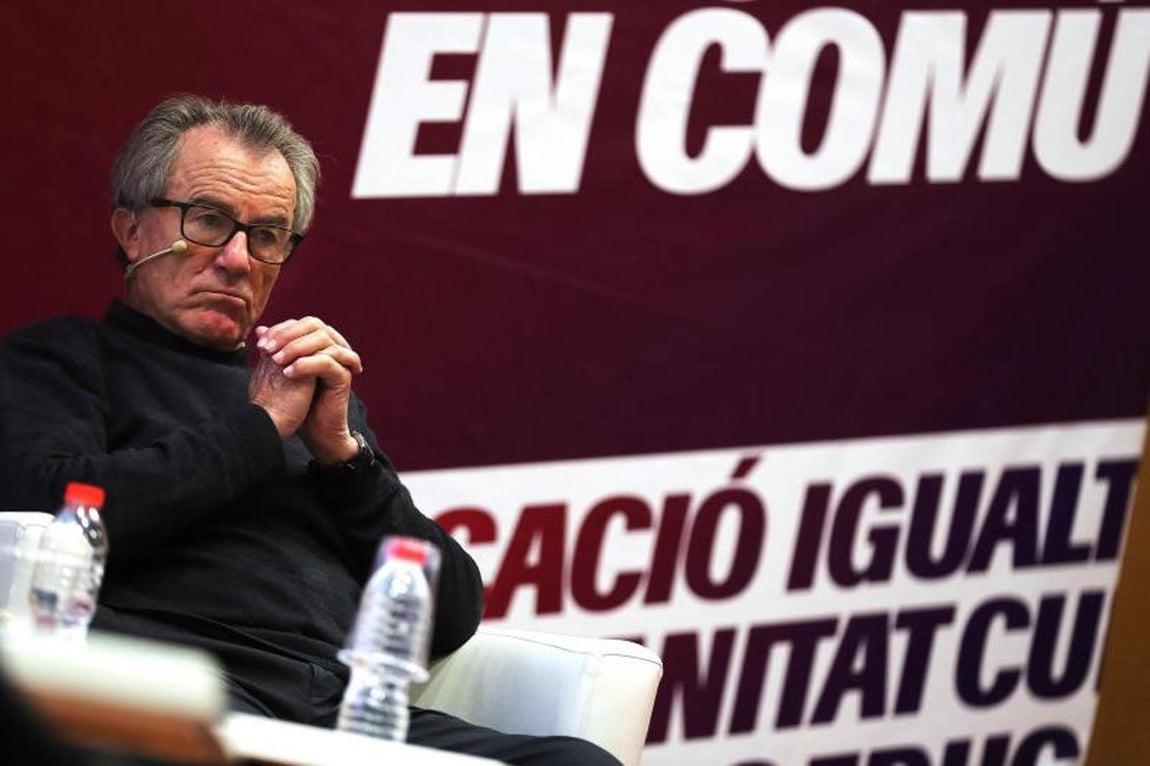 El cabeza de lista de Catalunya en Comú-Podem, Xavier Domènech, participa en un acto electoral acompañado del catedrático de Derecho Constitucional Javier Pérez Royo. 