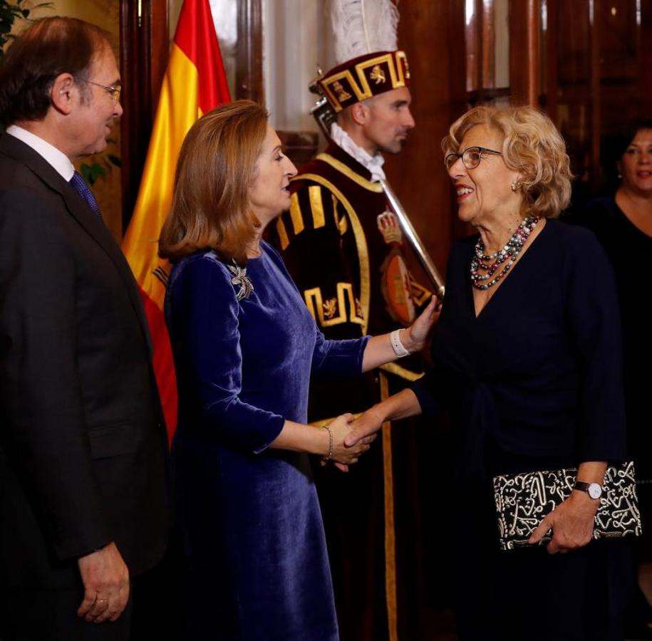 El presidente del Senado, Pío García Escudero (i), y la presidenta de la Cámara Baja, Ana Pastor (c), saludan a la alcaldesa de Madrid, Manuela Carmena (d). 