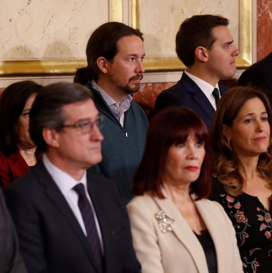 El líder de Podemos, Pablo Iglesias, arriba, y el de Ciudadanos, Albert Rivera, arriba-derecha, durante a la recepción que se celebra en el Congreso de los Diputados. 