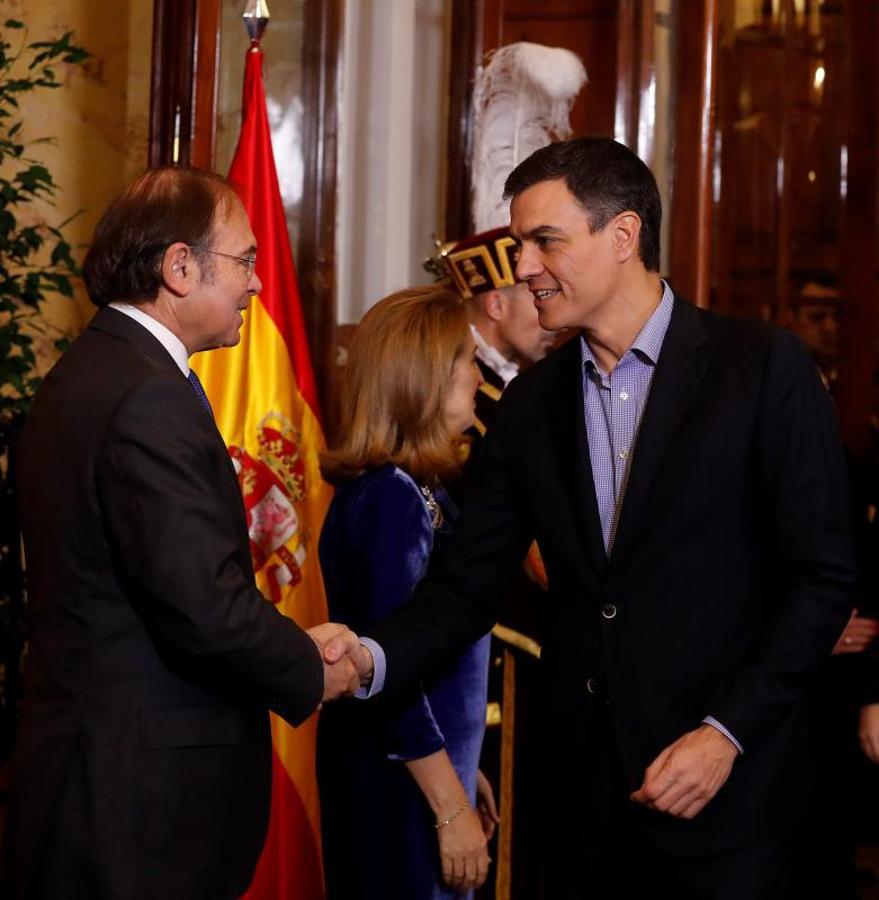 El presidente del Senado, Pío García Escudero (i), y la presidenta de la Cámara Baja, Ana Pastor (c), saludan al secretario general del PSOE, Pedro Sánchez (d). 