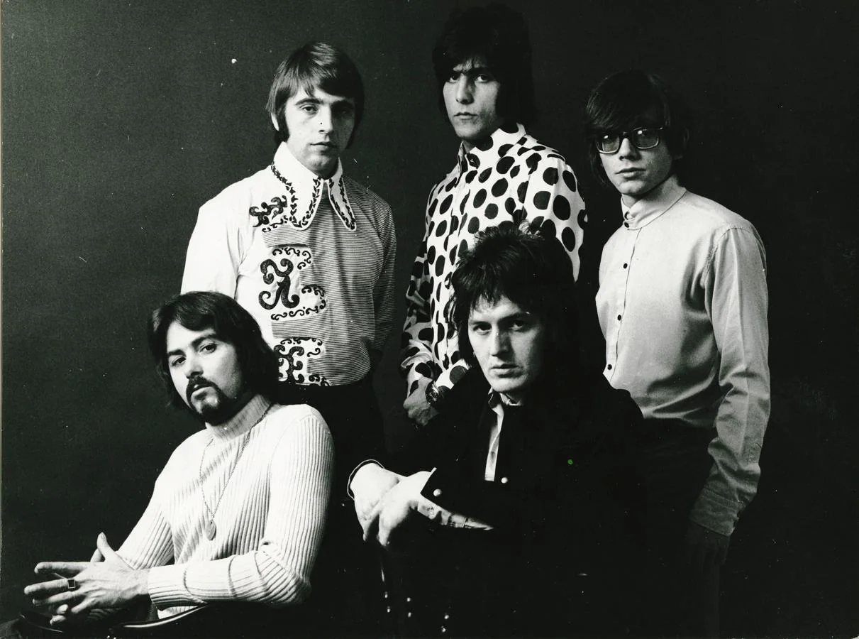 El «Black is Black» de Los Bravos, uno de los escasos éxitos internacionales de un grupo español, tendría su réplica en el «Noir C'est Noir» de Hallyday que se mantuvo siete semanas en el número 1 en Francia en 1966.. 