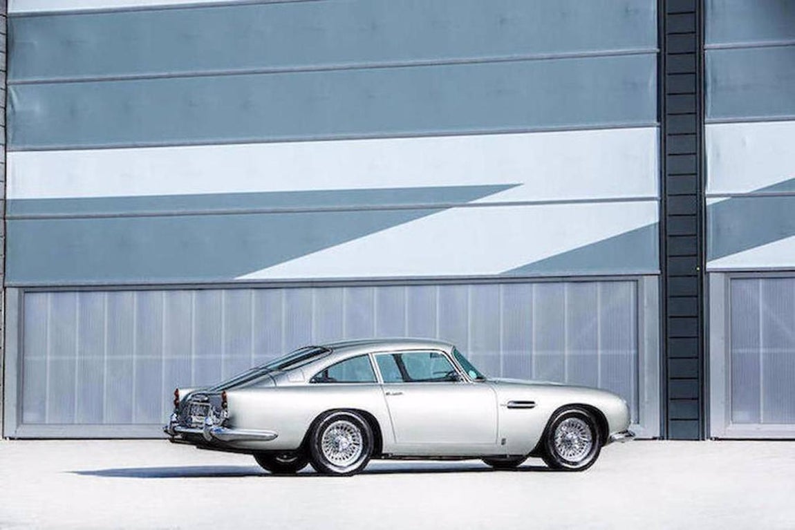 Aston Martin DB5. El artista imprimió su personalidad en el vehículo que lo acompañó durante 7 años. Su pieza fetiche era un carísimo reproductor de discos Philips Auto-Mignon