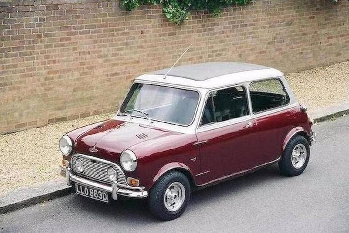 Mini Cooper S. El coche del batería de la icónica banda tiene una peculiaridad que lo hace único: Harold Radford, famoso por sus modificiaciones en coches Bentley, se aseguró de limar hasta el último detalle de esta pieza