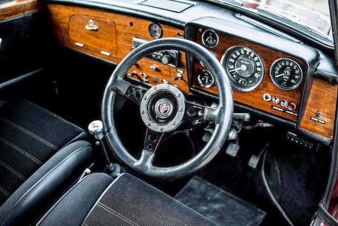 Mini Cooper S. Su ambición era dignificar este modelo único y lo consiguió revistiendo cada milímetro con acabados cromados en color granate y  madera