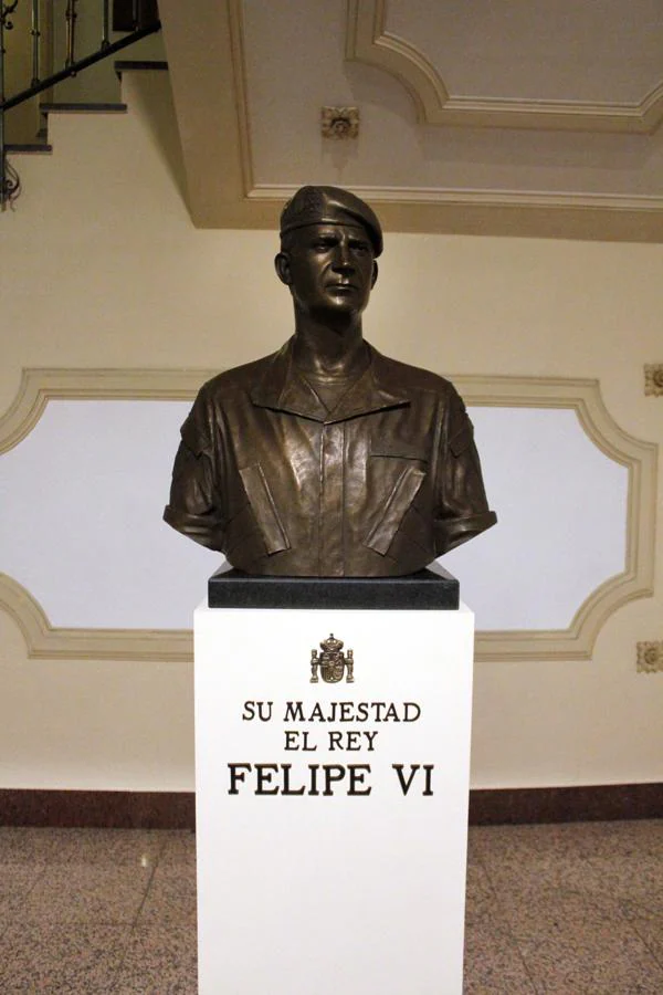 Como muestra de la fidelidad al Rey Felipe VI se ha descubierto un busto de Su Majestad elaborado por Salvador Amaya, donado por Caja Rural Castilla-La Mancha. 