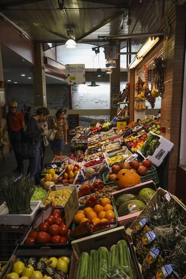 Surtido puesto de frutas y verduras del mercado de Triana