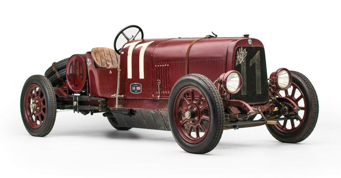 Alfa Romeo G1. La legendaria fábrica lanzó este modelo en 1921, sólo se construyeron 52 ejemplares y actualmente es el único que se conserva. En a italia de entoncees, tras la I Guerra Mundial, la sociedad estaba empobrecida y sumida en el caos social y político. Los pocos que podían permitirse invertir en un coche de lujo optaban por la prudencia y se negaban a invertir. Por eso los 52 ejemplares de este modelo se enviaron a Australia