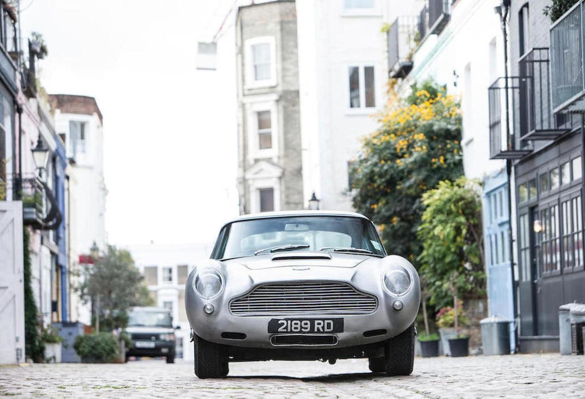 Aston Martin DB5. Este modelo supuso un  hito en la historia de la marca, ya su antecesor, el DB4, marcó un importante punto de inflexión ya que introdujo importantes innovaciones tanto en el chasis como en el motor, para cuyo diseño unió fuerzas con Bentley. Del DB4 se recuerda también el paso a la carrocería carrocería «Superleggera», una estructura de cualidades aerodinámicas perfectas