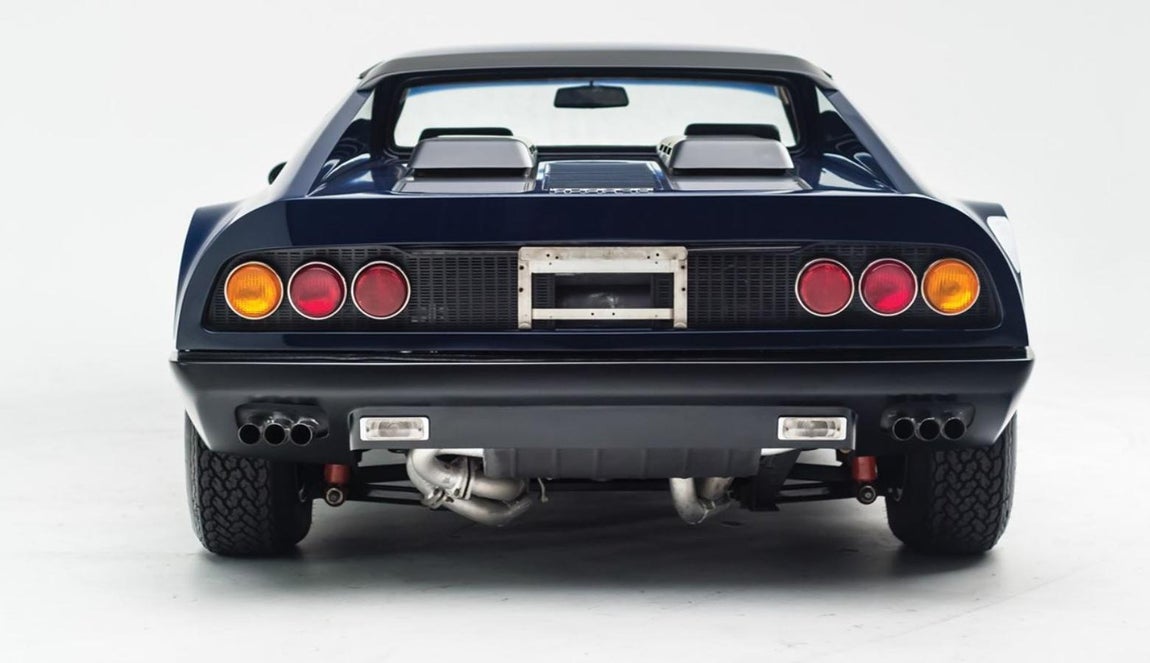 Ferrari 365 GT4 BB. Es el número 342 de los 387 ejemplares construidos. Su chasis es no. 18635 y el estado de conservación es impecable, permaneció durante décadas en manos de un mismo propietario japonés que mimón tanto su acabado exterior como su interior. Originariamente era de color «rosso chiaro», pero se cree que fue pintado en su color actual, «Blu Tour de France» cuando fue casi recién comprado, sus asientos son de capricho: impecable cuero negro. Se le adjudica un valor de más de medio millón de euros