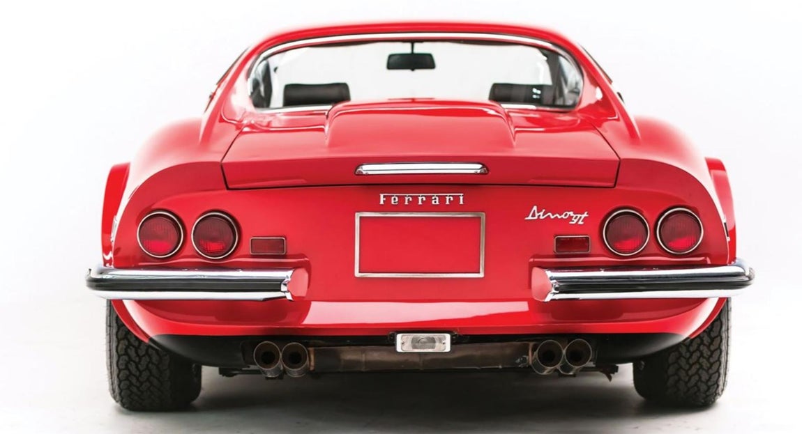 Ferrari Dino 246 GT «Chairs &amp; Flares» by Scaglietti. Su carrocería de color «rosso chiaro» contrasta con su tapicería negra. El diseño del modelo anterior fue renovado con aire acondicionado, ventanas eléctricas y un chasis número 04970. El modelo que sale a subasta conserva los asientos «daytona» originales de la fábrica y el acabado exterior. Tiene sólo 54.000 kms y es uno de los modelos más codiciados ya que sólo se conservan 5 modelos «Chaires &amp; Flares»