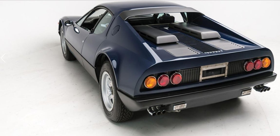 Ferrari 365 GT4 BB. Esta joya de 1973 nse exhibió en la película de Steve Mc Queen «Le Mans». Cuenta con  un piloto de resistencia 512 S, el motor que supuso una revolución en la época y que no tardó en incorporarse a la escudería Ferrrari. Este coche fue el precursor de los «Flat - 12» y del legendario «Testarossa».
