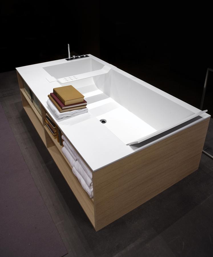 Antonio Luppi. La bañera Biblio está pensada para la evasión. El fabricante italiano la dotó de almacenaje en su parte inferior y en los laterales. Se puede customizar su forma para que su funcionalidad se adapte al caracter del propietario: el espacio se puede modificar para guardar toallas, libros u otros objetos de baño. El reposacabezas se puede modular. Mide 180 cms y está hecha de cerámica y madera. Precio a consultar: <a href="https://www.antoniolupi.it/en/products/tubs/biblio">https://www.antoniolupi.it/en/products/tubs/biblio</a>