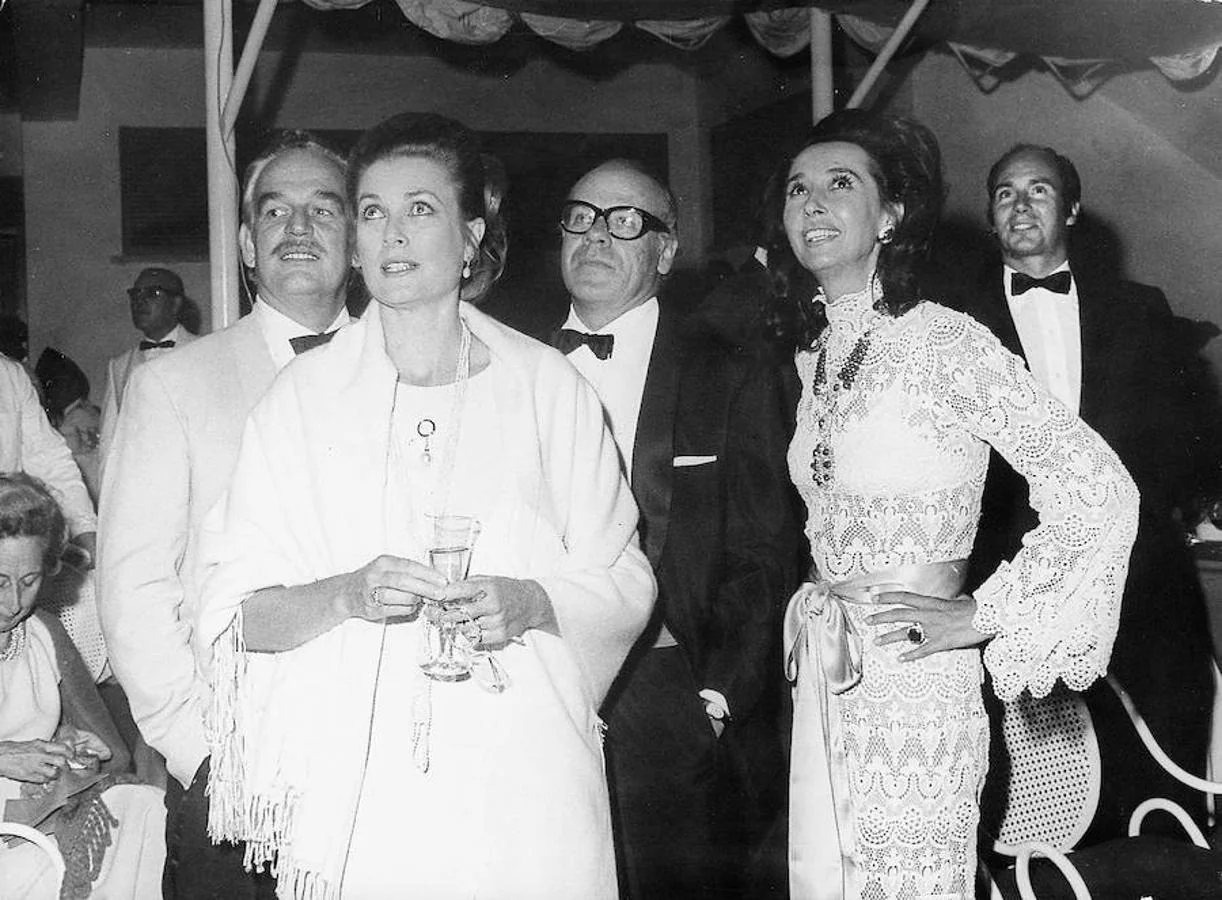 Fiesta de inauguración de Puerto Banús, en 1970. En la imagen, Rainiero y Gracia de Mónaco, Aline Griffith y el príncipe Karim Aga Khan IV. 
