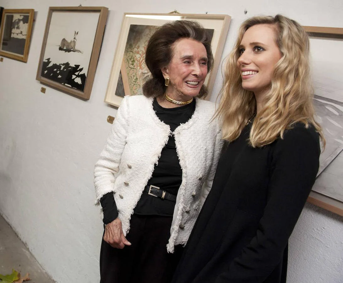 Con su nieta artista, Lulu Figueroa, en la inauguración de una de sus exposiciones, en 2010. 