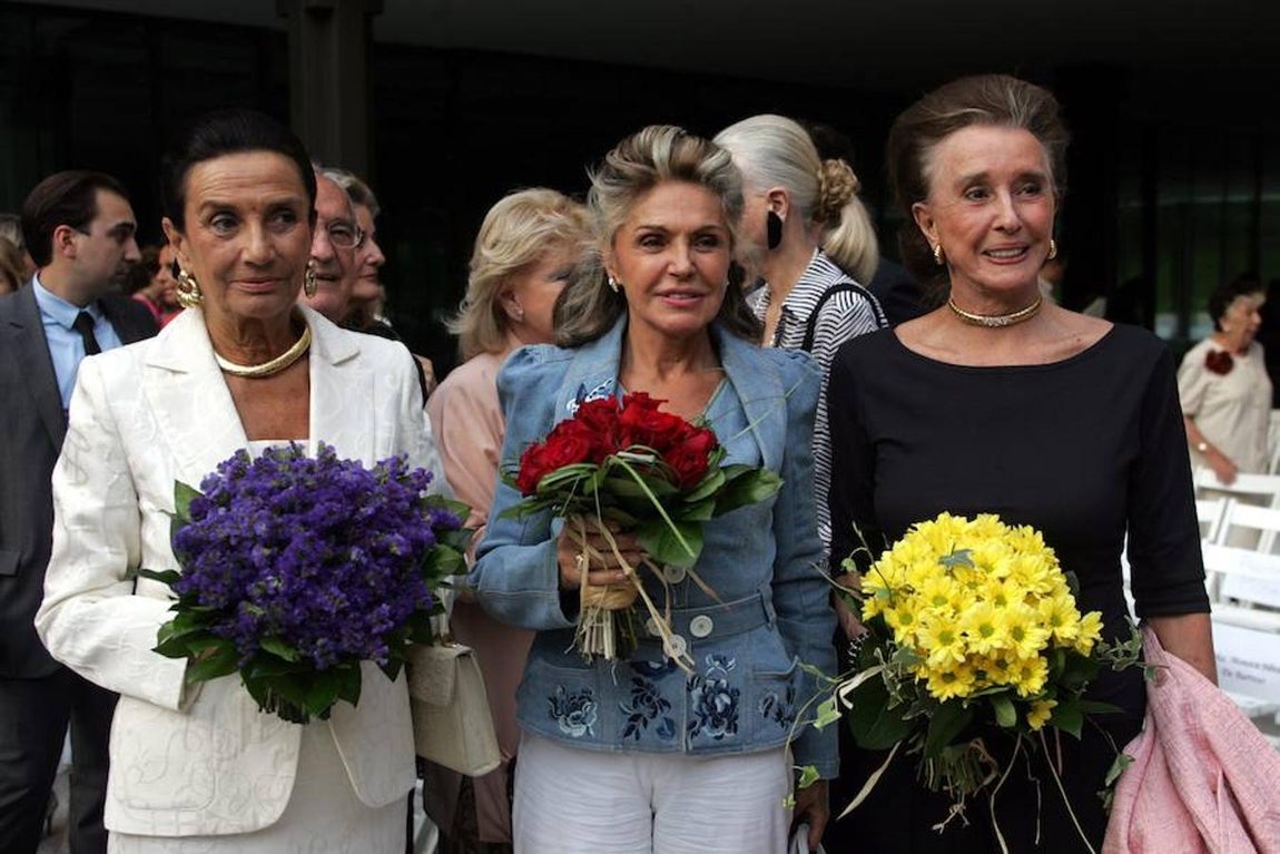 La condesa junto a Charo Palacios (condesa de Montarco) y Beatriz de Orleáns en 2005. 