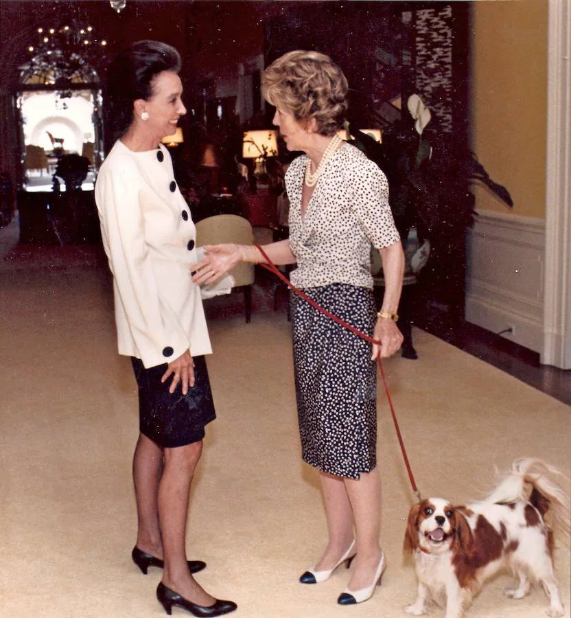 Aline Griffith y Nancy Reagan en 1987. 