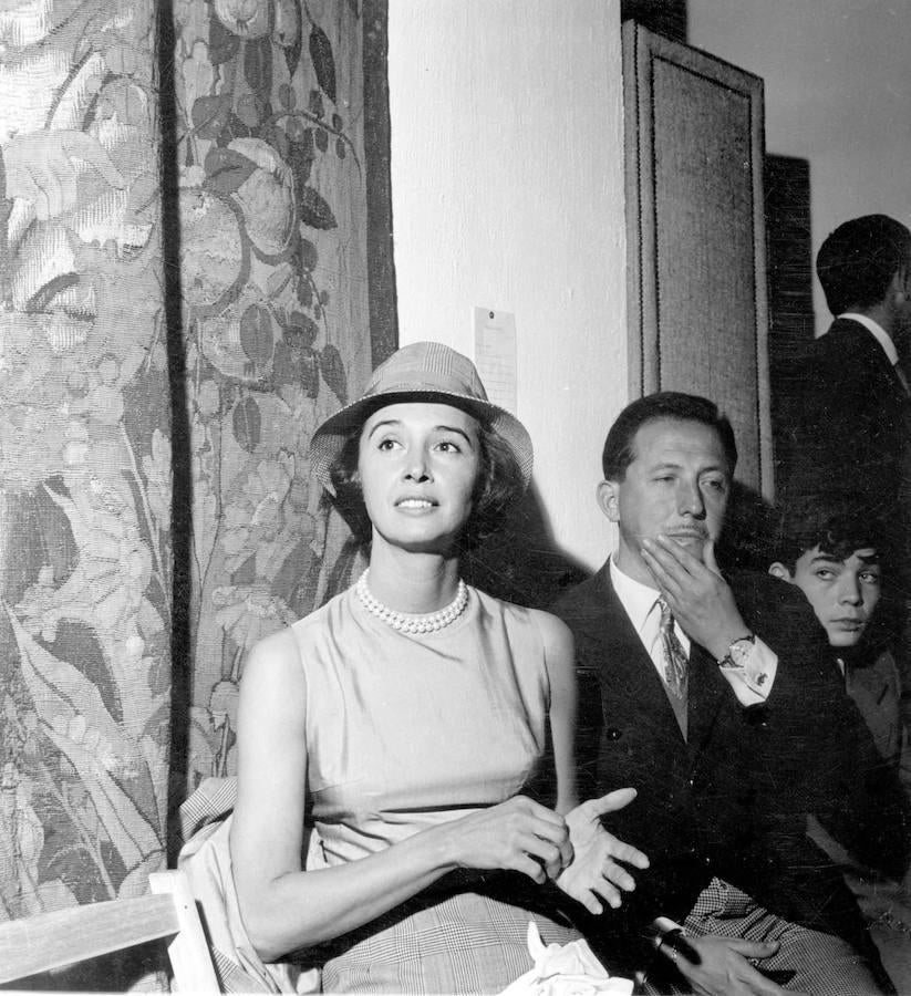 La condesa en una subasta a beneficio de las víctimas de Agadir, en 1959. 