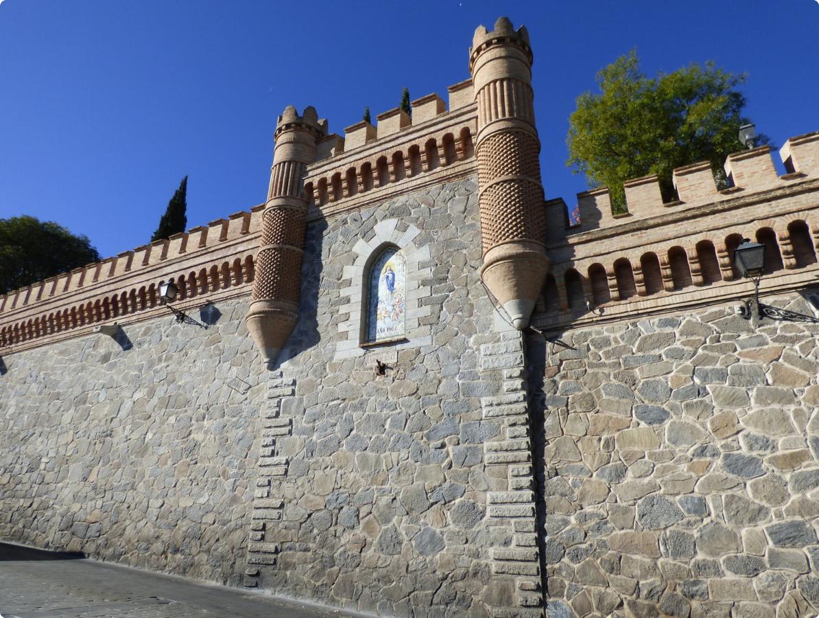 Muro almenado con las inscripciones de 1893 y 1904. FOTO RAFAEL DEL CERRO. 