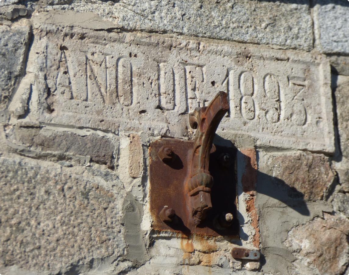 Inscripción con la fecha de 1893 alusiva a la construcción del muro. FOTO RAFAEL DEL CERRO. 