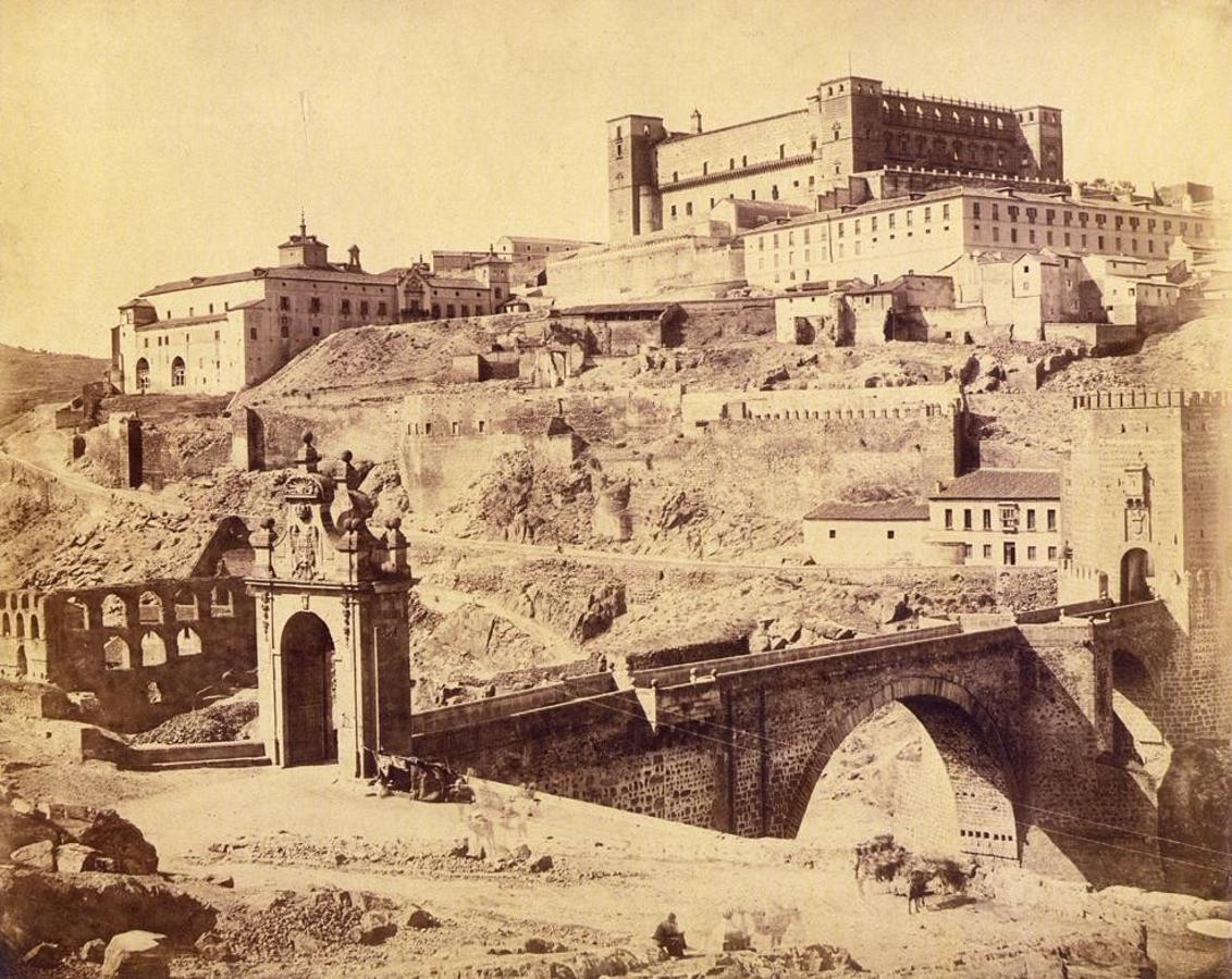 Fachada oriental del Alcázar y el Hospital de Santiago aún en pie. Foto de Luis Leon Masson en torno a 1858. 