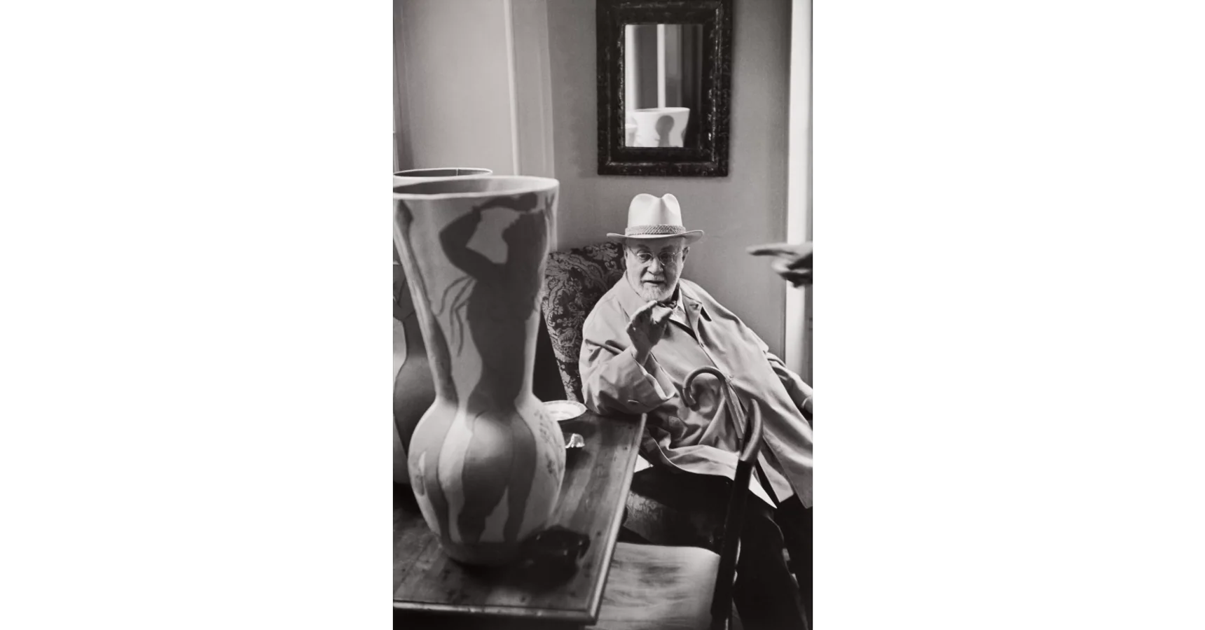 «Henri Matisse observing a ceramic vase by Pablo Picasso, Saint-Jean-Cap-Ferrat», vendida por 40.000 dólares.. 