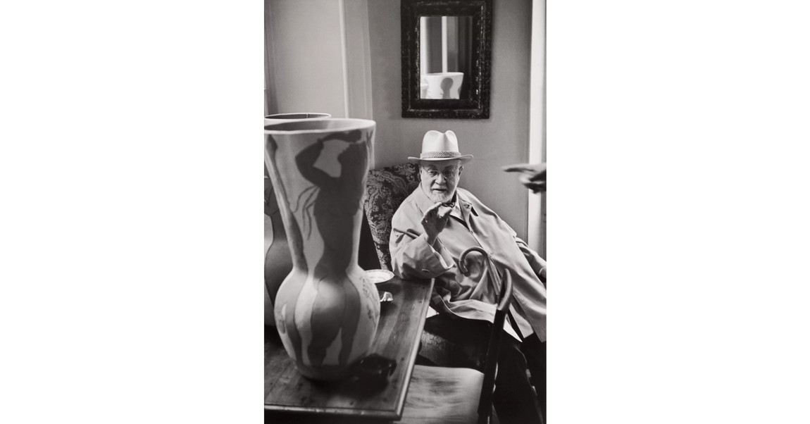 «Henri Matisse observing a ceramic vase by Pablo Picasso, Saint-Jean-Cap-Ferrat», vendida por 40.000 dólares.. 