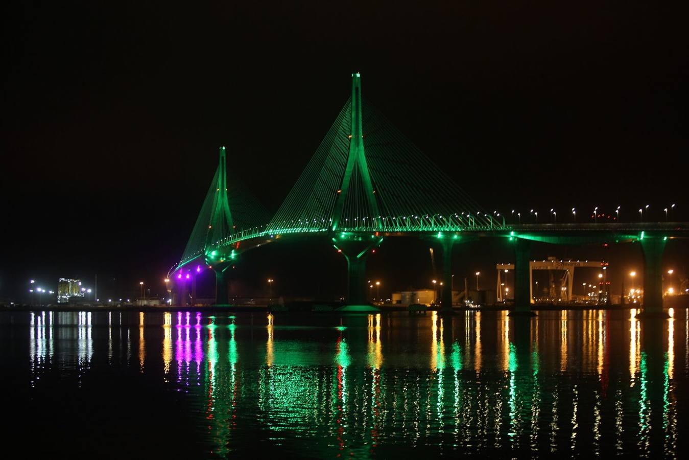 Mágicas imágenes del Segundo Puente de Cádiz iluminado de verde