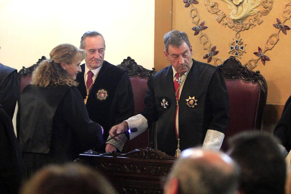 Los nuevos letrados toman juramento en la Audiencia