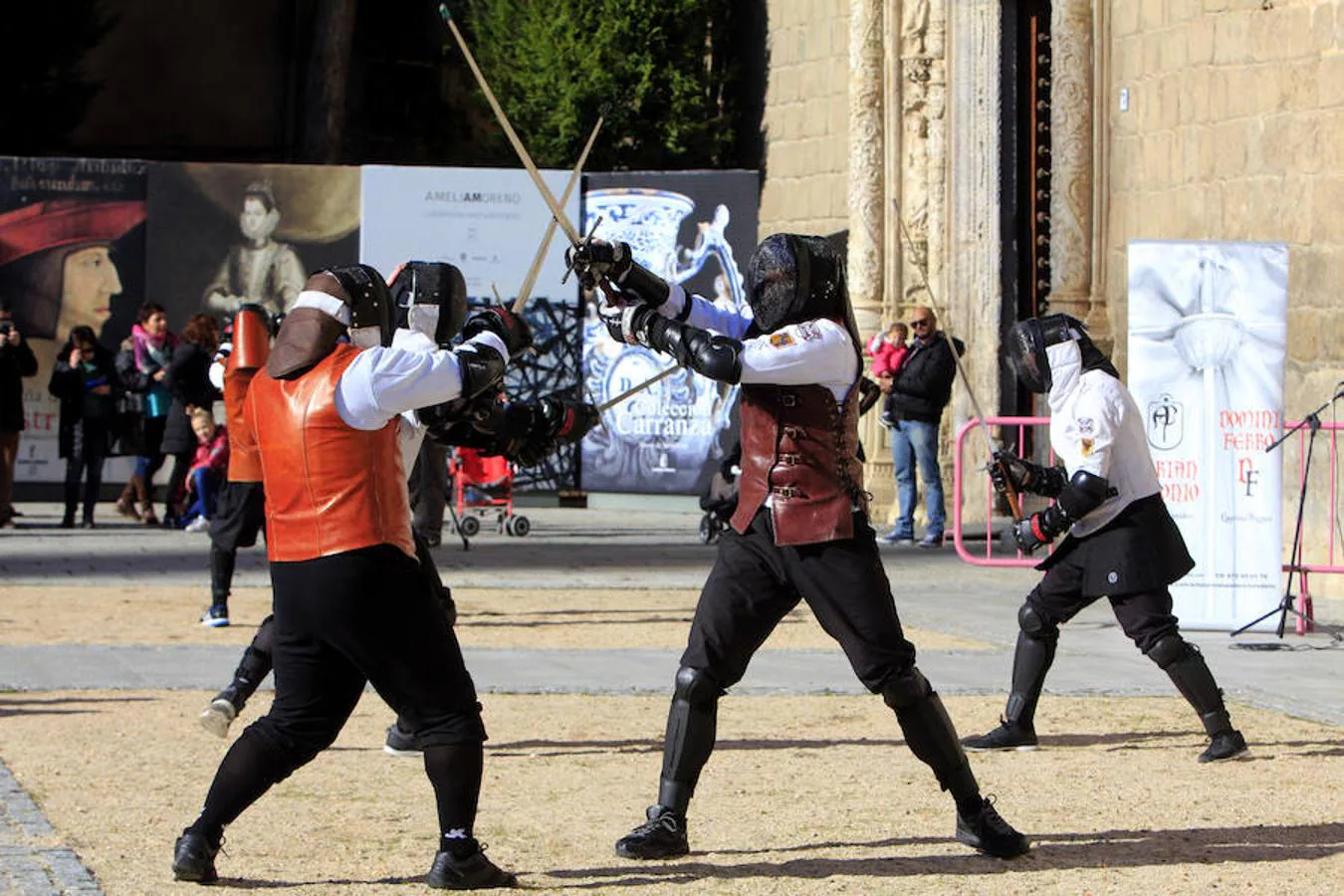 Duelo de espadas a las puertas de un museo en Toledo
